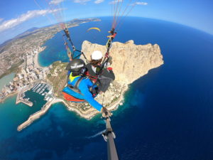 "Persona disfrutando de un vuelo en parapente biplaza con instructor en la provincia de Valencia"