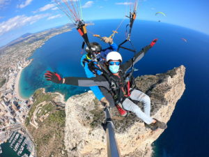 Felicidad al sobrevolar en parapente biplaza el Peñón de Ifach