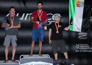 Persona disfrutando de un vuelo en parapente biplaza con instructor en la provincia de Valencia