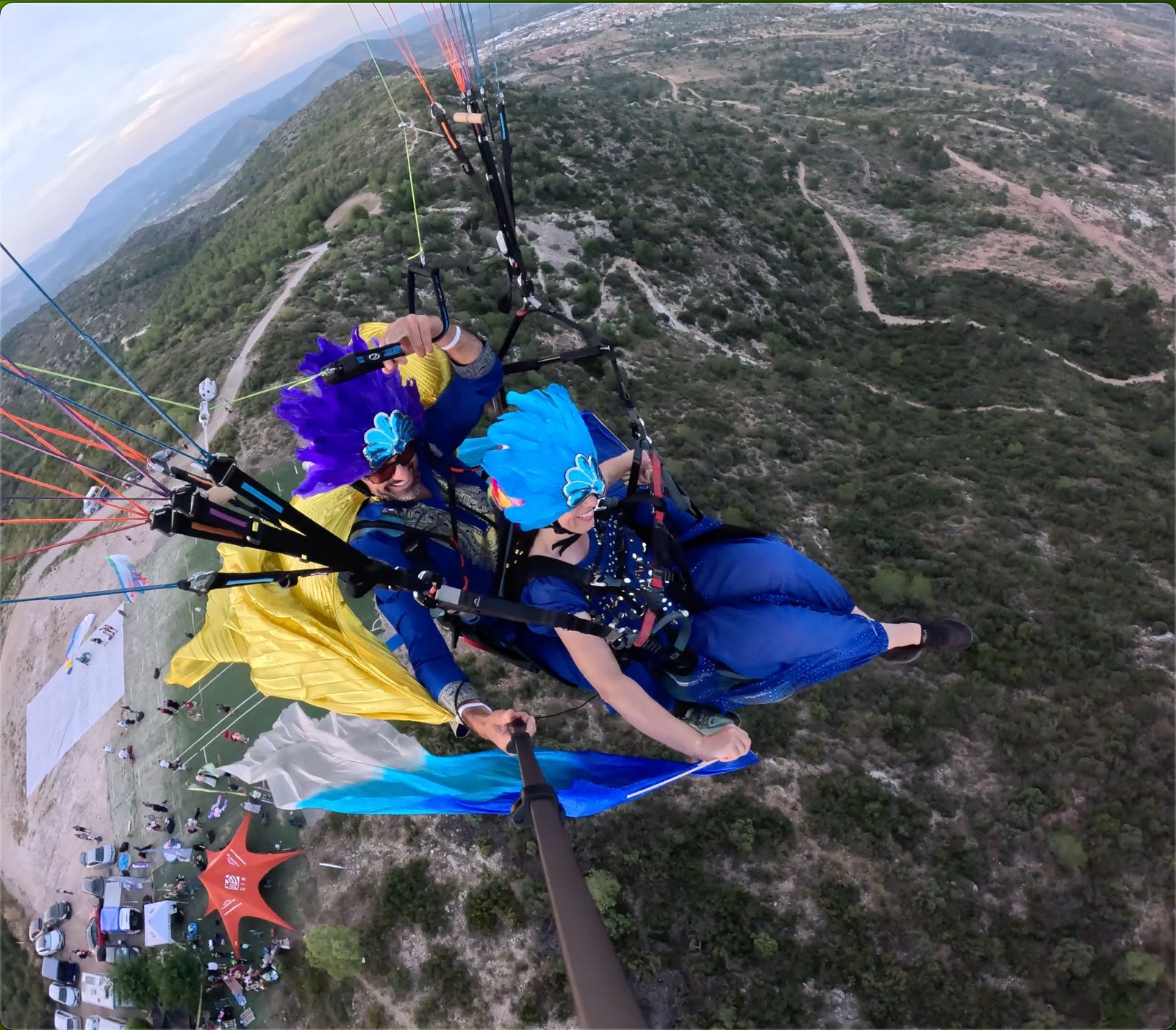 Volando en parapente biplaza sobre el carnaval