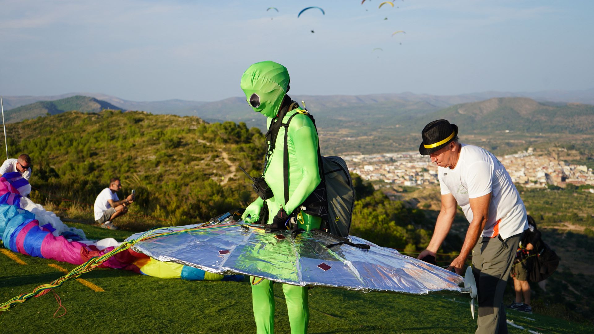 Alienígena en el carnaval de parapente