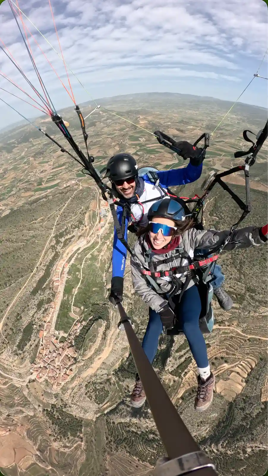 Persona disfrutando de un vuelo en parapente biplaza con instructor en la provincia de Valencia