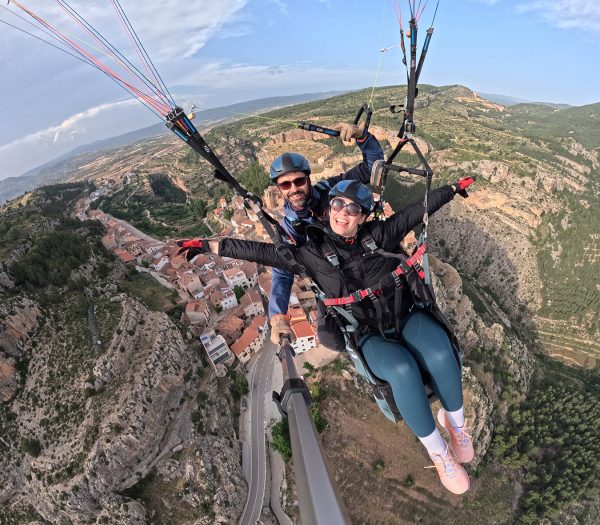 "Ana disfrutando de un vuelo en parapente biplaza con instructor sobre Alpuente en la provincia de Valencia"