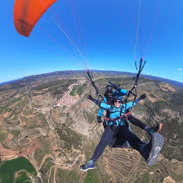 "Persona disfrutando de un vuelo en parapente biplaza con instructor en Alpuente en la provincia de Valencia"