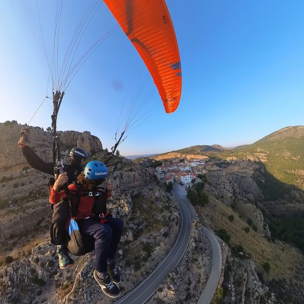 "Unax disfrutando de un vuelo en parapente biplaza con instructor sobre Alpuente en la provincia de Valencia"