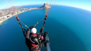 Persona disfrutando de un vuelo en parapente biplaza con instructor en la provincia de Valencia