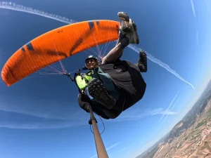 Persona disfrutando de un vuelo en parapente biplaza con instructor en la provincia de Valencia