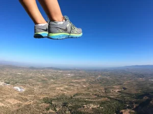 Persona disfrutando de un vuelo en parapente biplaza con instructor en la provincia de Valencia
