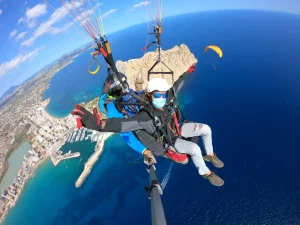 Persona disfrutando de un vuelo en parapente biplaza con instructor en la provincia de Valencia