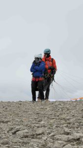 Pasajero disfrutando de un vuelo biplaza en parapente sobre Valencia con TuviTándem.