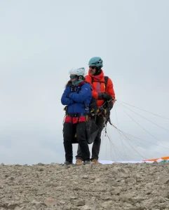Persona disfrutando de un vuelo en parapente biplaza con instructor en la provincia de Teruel