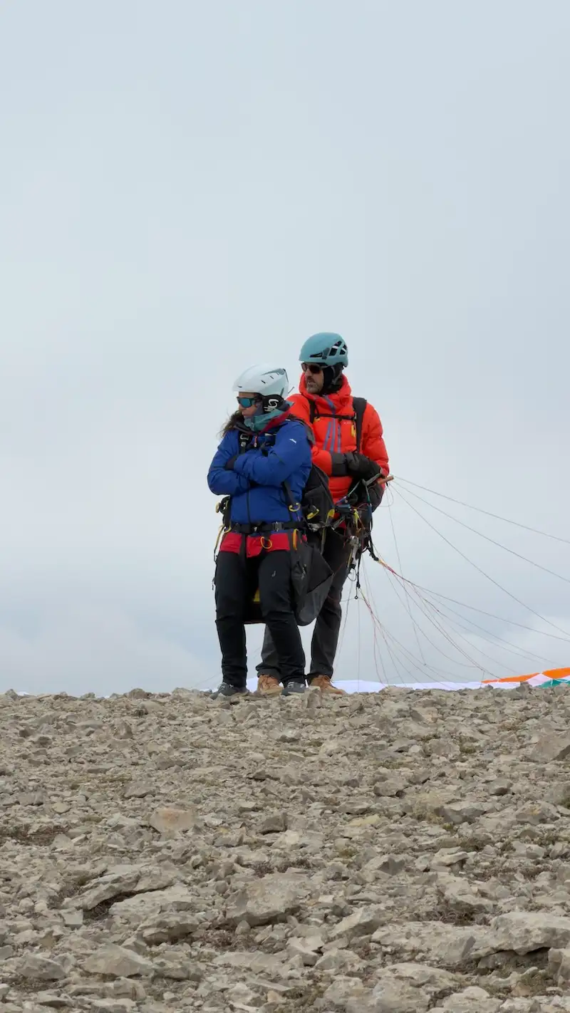 Persona disfrutando de un vuelo en parapente biplaza con instructor en la provincia de Teruel