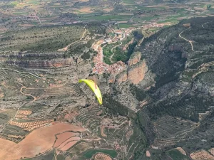 Persona disfrutando de un salto en parapente biplaza con instructor en la provincia de Valencia
