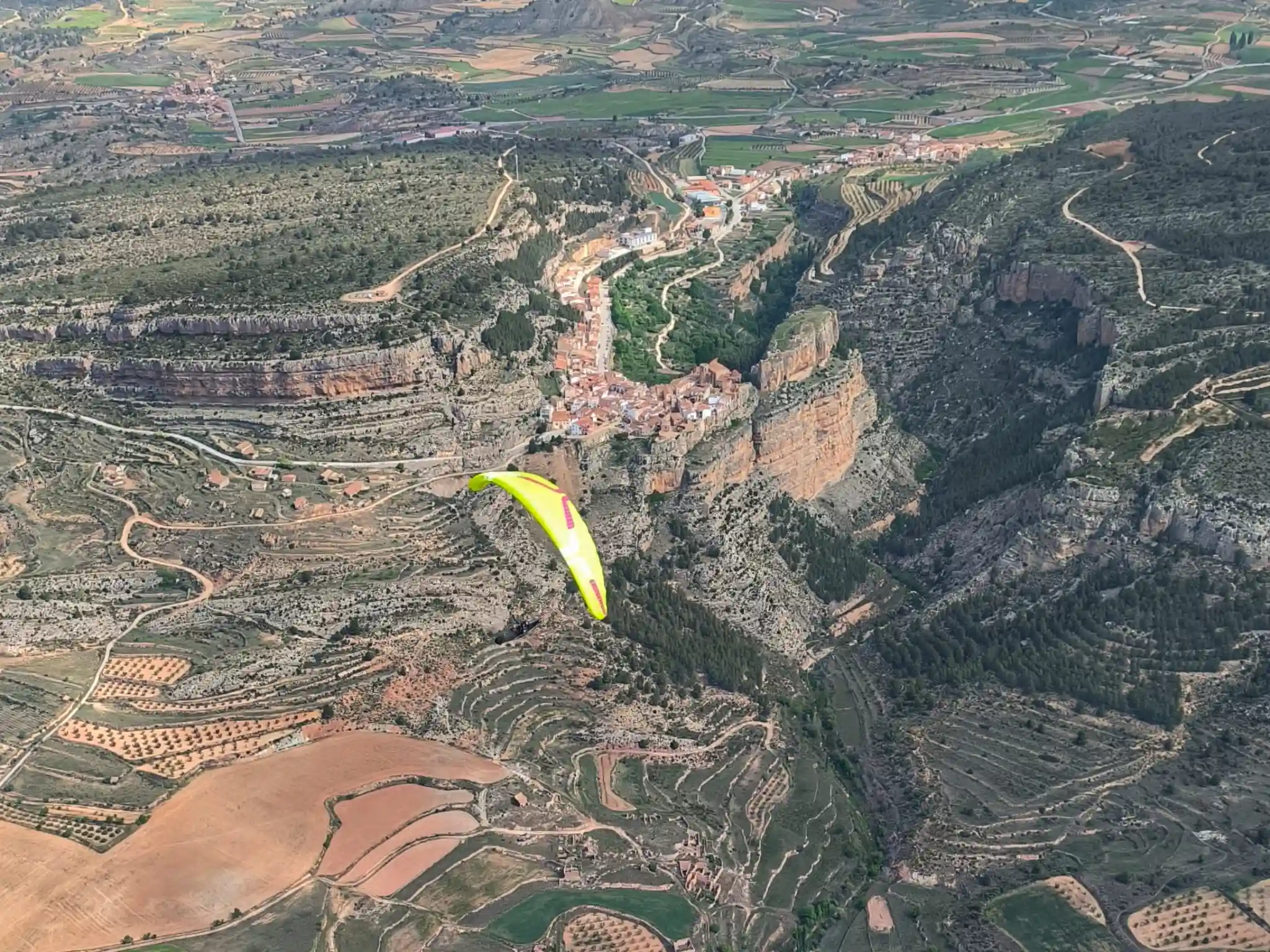 Persona disfrutando de un salto en parapente biplaza con instructor en la provincia de Valencia