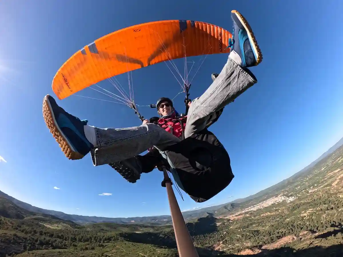 Disfrutar de un salto en paracaídas en la Comunidad Valenciana con las piernas abiertas