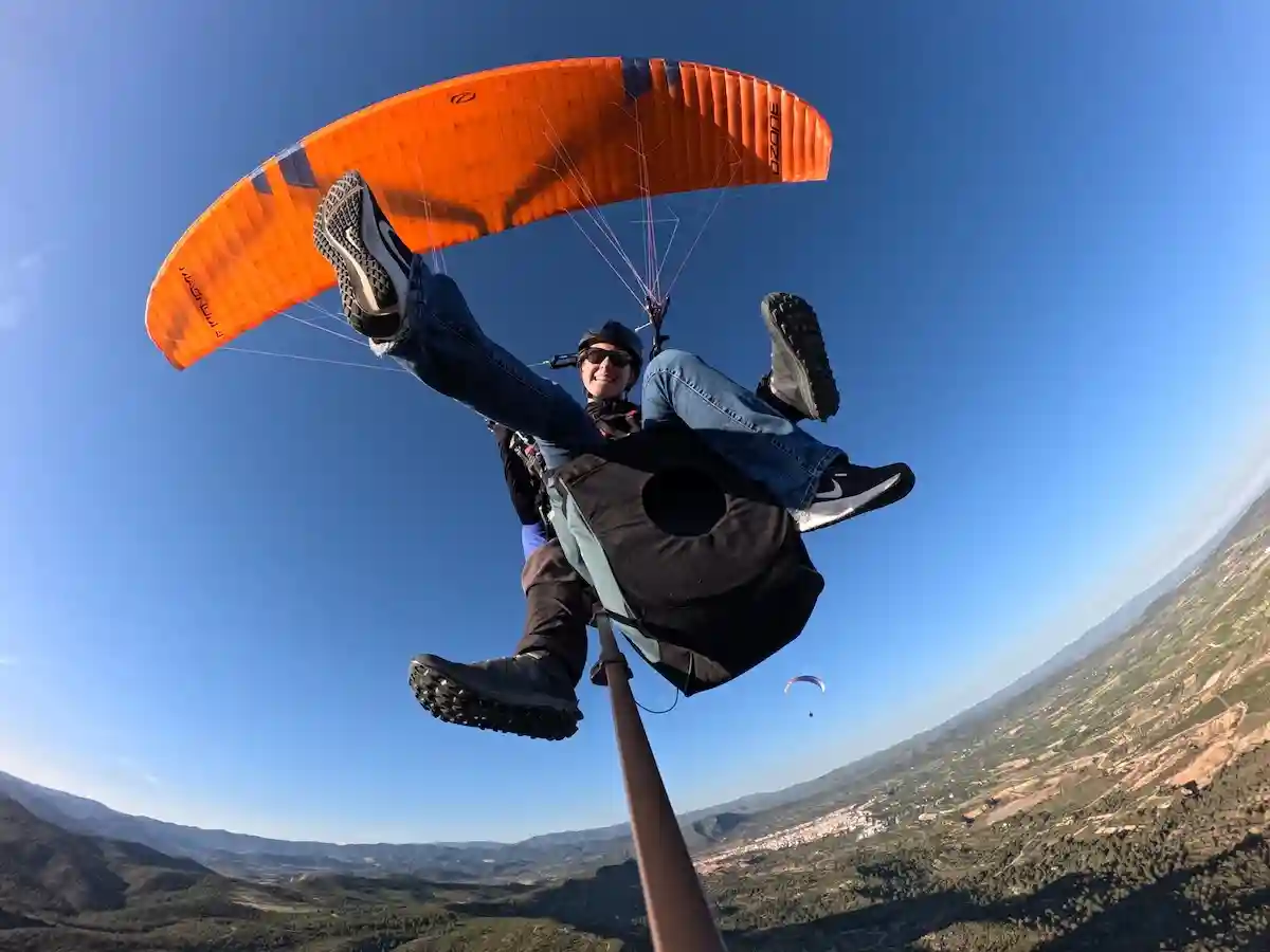 Persona disfrutando de un salto en parapente biplaza con instructor en la provincia de Valencia